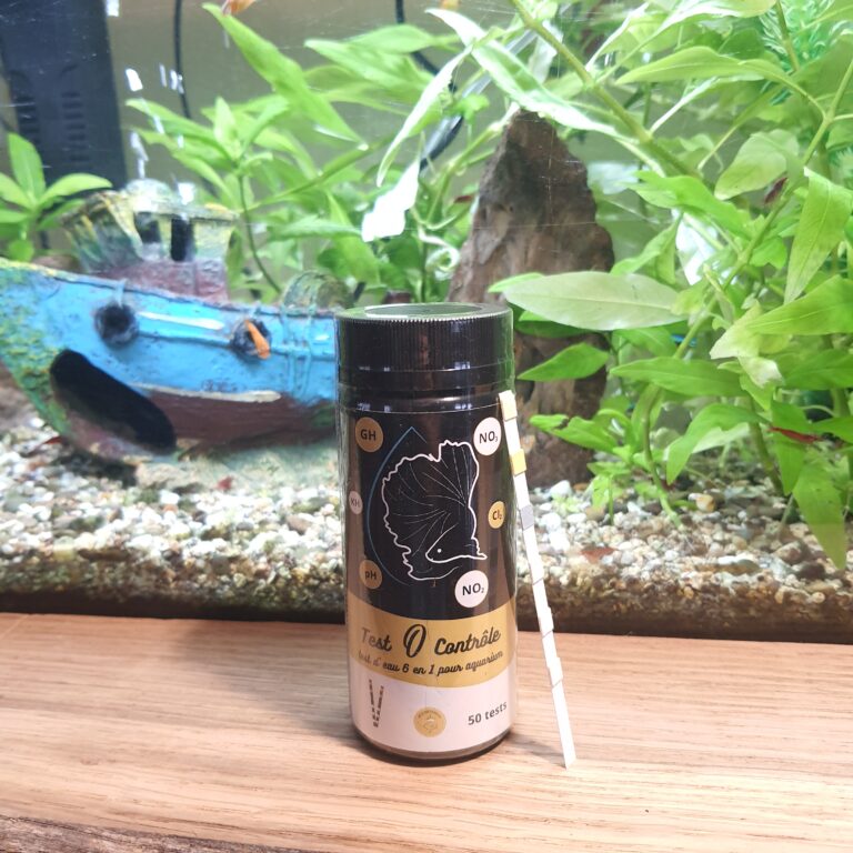 Test d’eau en bandelette 6 en 1 ; nitrites (No2), nitrates (NO3), chlore (Cl), acidité (pH), dureté totale (GH), dureté carbonatée (KH). Assurer la santé de vos poissons dès le démarrage de l’aquarium en toute simplicité Résoudre les problèmes d’algues et les maladies des poissons • Idéal pour les débutants en aquariophilie